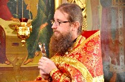 Старший просфорник - иеромонах Тивуртий  (Шерушинин) за Божественной литургией в праздник Божией Матери "Живоносный источник". 