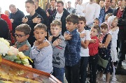 Выстроились причастники