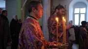 С заженными свечами слушали Евангелие