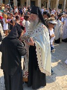Архимандрит Василий с десницей Святителя Спиридона во время крестного хода. Керкира.