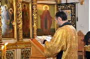 Апостол читает директор воскресной школы "Светоч" Клементьев Сергей Львович.