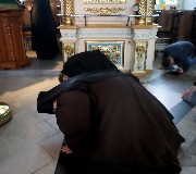 Братия молится во время покаянного канона
