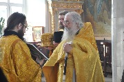 Молится святителям отец наместник архимандрит Василий (паскье)