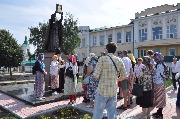 У памятника святителю Гурию Казанскому.