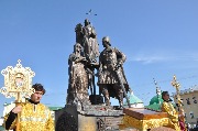 Молебен у памятника святым благоверным князьям Петру и Февронии.