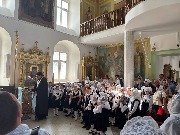 Иеромонах Антоний и школьники СОШ №11 на молебне.