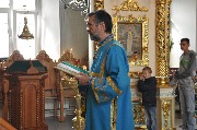 Директор Воскресной школы Клементьев Сергей Львович читает Апостол.