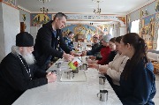 После трудов в братской трапезной