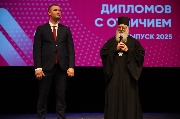 Отец Василий напутствует выпускников