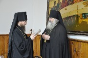 В трапезной наместник архимандрит Василий поздравляет епископа Игнатия.